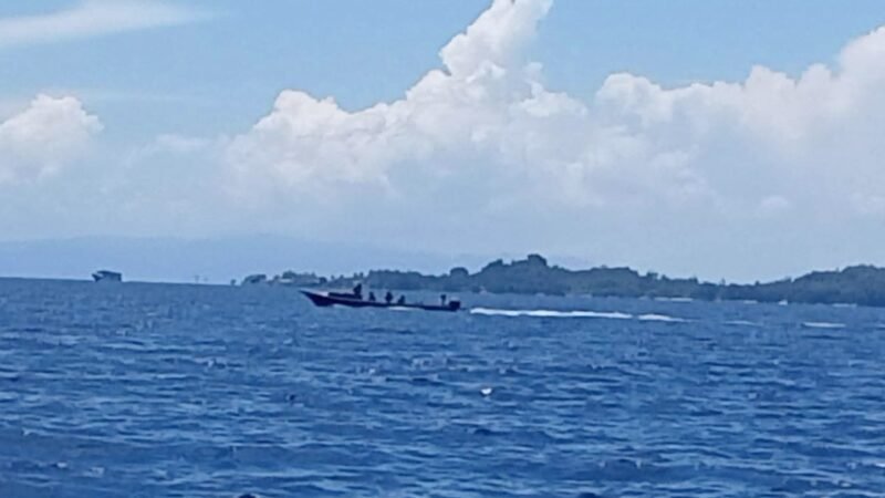 Pelaku bom ikan yang dipotret oleh nelayan pesisir Guraici saat kabur [dok : ridal/kasedata]