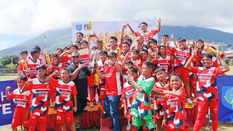 Perayaan kemenangan SSB Indonesia Muda Ternate saat menjuarai Piala Wali Kota 2025 di lapangan Kayu Merah [Foto : Cim/Kasedata]