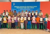 Penyerahan 28 sertifikat kepada warga kawasi yang menempati pemukiman baru di eco vilage kawasi, Pulau Obi, Halmahera Selatan [Foto : istimewa]