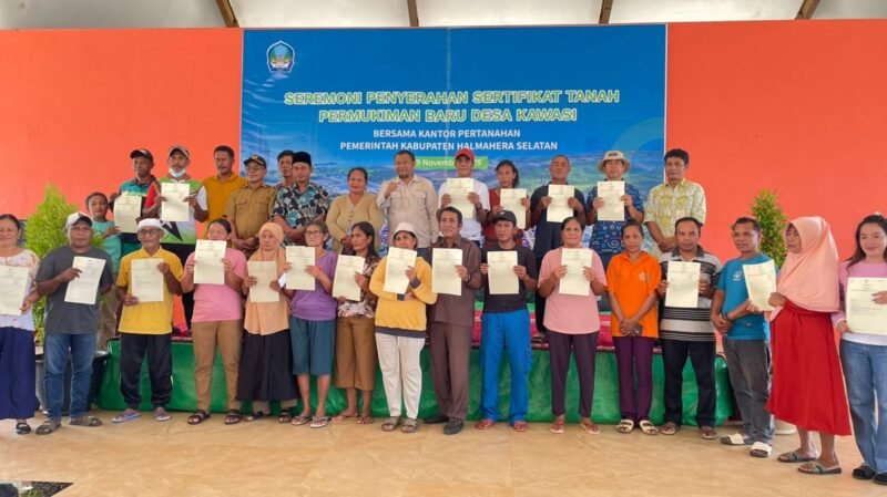 Penyerahan 28 sertifikat kepada warga kawasi yang menempati pemukiman baru di eco vilage kawasi, Pulau Obi, Halmahera Selatan [Foto : istimewa]