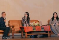 Gubernur maluku utara (tengah) saat menjadi pembicara di kuliah umum mahasiswa Pascasarjana Institut Seni Indonesia (ISI) Surakarta, Selasa (19/11/2025). 