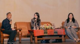 Gubernur maluku utara (tengah) saat menjadi pembicara di kuliah umum mahasiswa Pascasarjana Institut Seni Indonesia (ISI) Surakarta, Selasa (19/11/2025). 