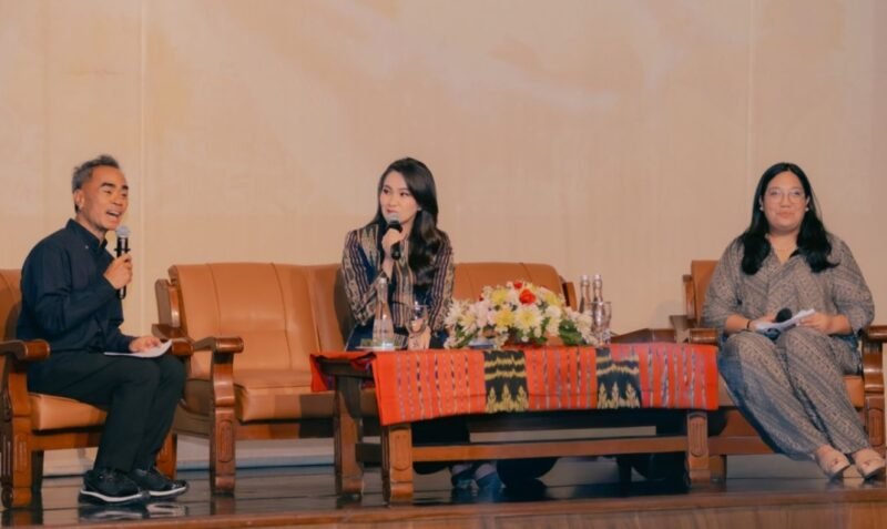 Gubernur maluku utara (tengah) saat menjadi pembicara di kuliah umum mahasiswa Pascasarjana Institut Seni Indonesia (ISI) Surakarta, Selasa (19/11/2025). 