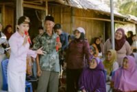 Gubernur Maluku Utara, Sherly Tjoanda, saat turun menemui warga sekaligus menyerap aspirasi warga Pulau Hiri dalam kegiatan gerakan pangan murah dan cek kesehatan gratis, Minggu (23/11/2025). [dok : kasedata]