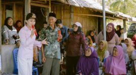 Gubernur Maluku Utara, Sherly Tjoanda, saat turun menemui warga sekaligus menyerap aspirasi warga Pulau Hiri dalam kegiatan gerakan pangan murah dan cek kesehatan gratis, Minggu (23/11/2025). [dok : kasedata]