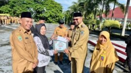 Bupati Halsel saat memberikan penghargaan khusus kepada tiga tenaga pendidik yang dinilai memiliki rekam jejak pengabdian di dunia pendidikan [dok : ridal/kasedata]