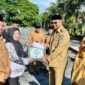 Bupati Halsel saat memberikan penghargaan khusus kepada tiga tenaga pendidik yang dinilai memiliki rekam jejak pengabdian di dunia pendidikan [dok : ridal/kasedata]