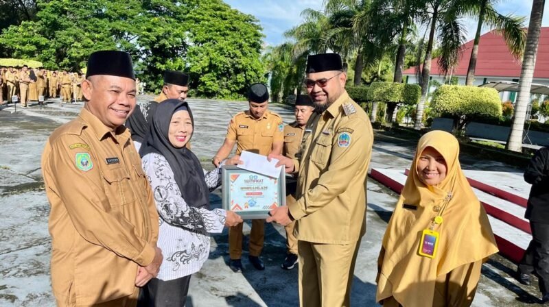 Bupati Halsel saat memberikan penghargaan khusus kepada tiga tenaga pendidik yang dinilai memiliki rekam jejak pengabdian di dunia pendidikan [dok : ridal/kasedata]