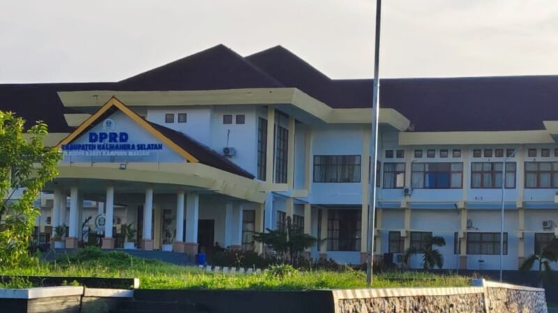 Kantor DPRD Kabupaten Halsel [Foto : lugopost.id]