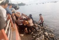 Korban saat dievakuasi oleh warga dan petugas kepolisian di pantai Falajawa Kota Ternate