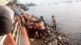 Korban saat dievakuasi oleh warga dan petugas kepolisian di pantai Falajawa Kota Ternate