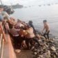 Korban saat dievakuasi oleh warga dan petugas kepolisian di pantai Falajawa Kota Ternate