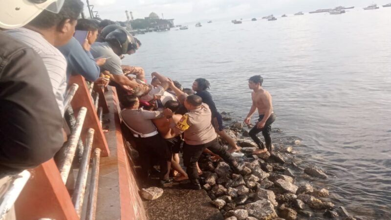 Korban saat dievakuasi oleh warga dan petugas kepolisian di pantai Falajawa Kota Ternate