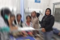 Salah satu anggota DPRD Kota Ternate, Nurjaya Hi. Ibrahim saat mengunjungi para siswa menjadi korban MBG di rumah sakit [Foto : Sukarsi/Kasedata]