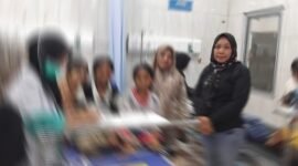 Salah satu anggota DPRD Kota Ternate, Nurjaya Hi. Ibrahim saat mengunjungi para siswa menjadi korban MBG di rumah sakit [Foto : Sukarsi/Kasedata]