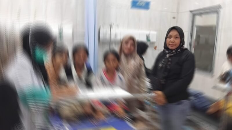 Salah satu anggota DPRD Kota Ternate, Nurjaya Hi. Ibrahim saat mengunjungi para siswa menjadi korban MBG di rumah sakit [Foto : Sukarsi/Kasedata]