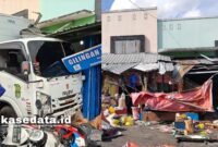 Mobil box putih saat menabrak toko sembako di kawasan Pasar Higienis Gamalama Ternate dan setelah kejadian [dok : sukarsi/kasedata]