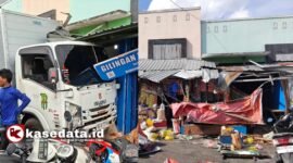 Mobil box putih saat menabrak toko sembako di kawasan Pasar Higienis Gamalama Ternate dan setelah kejadian [dok : sukarsi/kasedata]
