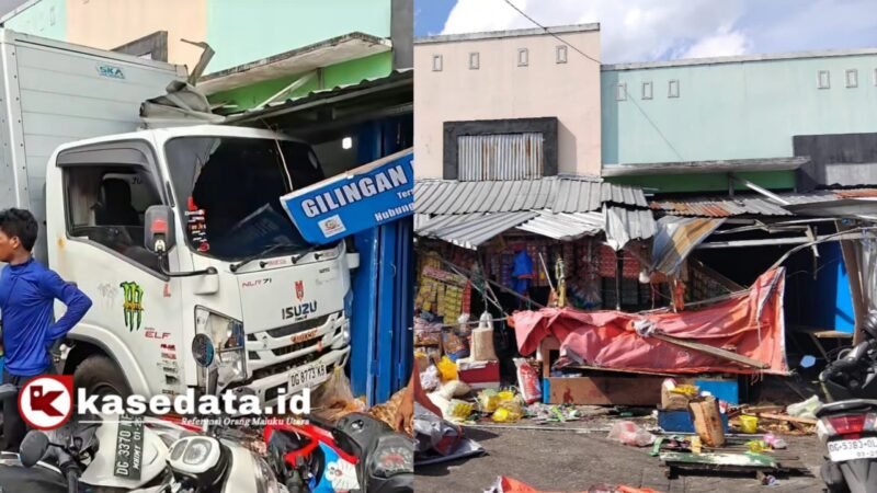Mobil box putih saat menabrak toko sembako di kawasan Pasar Higienis Gamalama Ternate dan setelah kejadian [dok : sukarsi/kasedata]