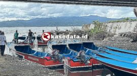 Bantuan armada dengan mesin tempel 15 PK yang diberikan kepada nelayan di Halmahera Selatan [dok : ridal/kasedata]