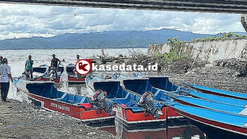 Bantuan armada dengan mesin tempel 15 PK yang diberikan kepada nelayan di Halmahera Selatan [dok : ridal/kasedata]