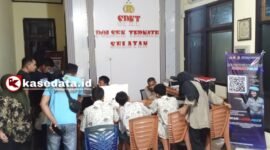 Siswa SMA Al-Irsyad didampingi orang tua mereka saat membuat surat pernyataan di Polsek Ternate Selatan [Foto : Haerun]