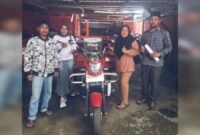 Serah terima satu unit armada sampah yang diserahkan oleh perwakilan Dinas Koperasi dan UMKM Provinsi Malut [dok : haerun/kasedata]