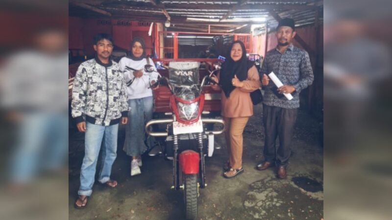 Serah terima satu unit armada sampah yang diserahkan oleh perwakilan Dinas Koperasi dan UMKM Provinsi Malut [dok : haerun/kasedata]