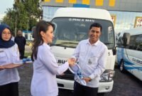 Rektor Unutara Muhammad Nasir Tamalene saat menerima kunci bus operasional dari Kementerian Perhubungan RI. || dok : Ilham/Kasedata