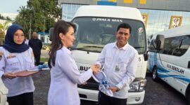 Rektor Unutara Muhammad Nasir Tamalene saat menerima kunci bus operasional dari Kementerian Perhubungan RI. || dok : Ilham/Kasedata