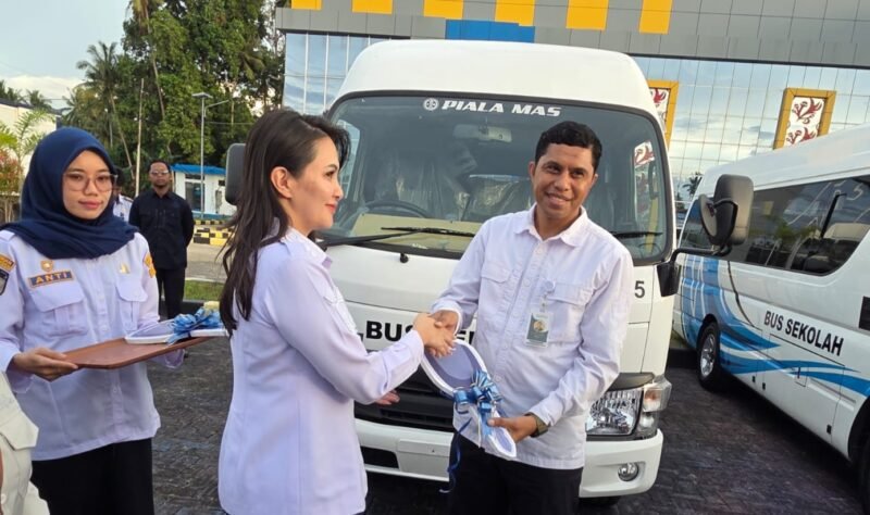 Rektor Unutara Muhammad Nasir Tamalene saat menerima kunci bus operasional dari Kementerian Perhubungan RI. || dok : Ilham/Kasedata