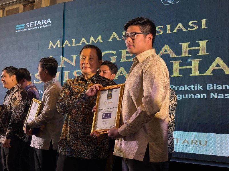 Sustainability Manager Harita Nickel, Alexander Lieman, menerima piagam Business and Human Rights (BHAM) Award dari SETARA Institute pada Rabu (26/11/2025) di Jakarta