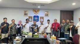 Bupati Halmahera Utara Piet Hein Babua usai menerima audiensi Pengurus Wilayah IKA PMII Maluku Utara di ruang kerjanya. || dok : Ilham/Kasedata