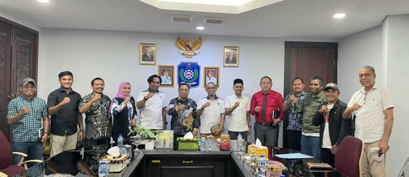 Bupati Halmahera Utara Piet Hein Babua usai menerima audiensi Pengurus Wilayah IKA PMII Maluku Utara di ruang kerjanya. || dok : Ilham/Kasedata