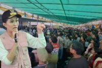 Antusias Warga saat kunjungan Gubernur Malut di Kecamatan Kao Utara, Halmahera Utara, terkait pelaksanaan Gerakan Pangan Murah (GPM). [Foto : istimewa]