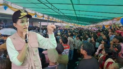 Antusias Warga saat kunjungan Gubernur Malut di Kecamatan Kao Utara, Halmahera Utara, terkait pelaksanaan Gerakan Pangan Murah (GPM). [Foto : istimewa]