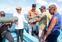 Penyaluran bantuan nelayan oleh Bassam-Helmi [dok : ridal/kasedata]