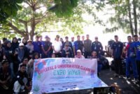 Aksi bersih pantai yang dimotori keluarga besar Fakultas Perikanan dan Ilmu Kelautan Unkhair Ternate bersama Pol Air dan PPN Ternate. || dok : Sukarsi/Kasedata