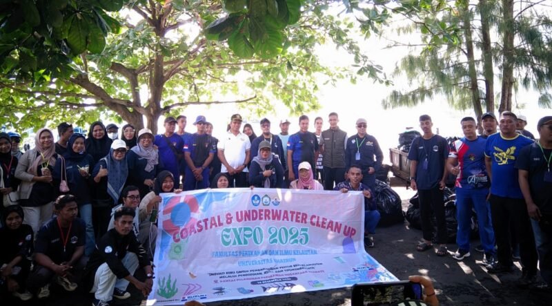 Aksi bersih pantai yang dimotori keluarga besar Fakultas Perikanan dan Ilmu Kelautan Unkhair Ternate bersama Pol Air dan PPN Ternate. || dok : Sukarsi/Kasedata