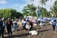 Aksi bersih pesisir pantai Gambesi yang dilakukan Dinas Lingkungan Hidup (DLH) Kota Ternate bersama jajaran Kesbangpol dan Fotum Pembaruan Kebangsaan. || dok : Sukarsi/Kasedata
