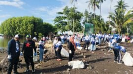 Aksi bersih pesisir pantai Gambesi yang dilakukan Dinas Lingkungan Hidup (DLH) Kota Ternate bersama jajaran Kesbangpol dan Fotum Pembaruan Kebangsaan. || dok : Sukarsi/Kasedata