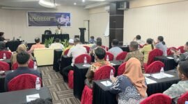 Kepala Dinas Pendidikan dan Kebudayaan (Dikbud) Provinsi Maluku Utara, Abubakar Abdullah menyampaikan arahan kepada puluhan Kepsek SMA/SMK dalam Rakor DAK Pengadaan Tahun 2025. || dok : Dafa/Kasedata