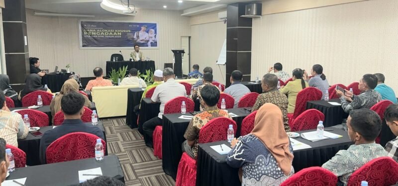 Kepala Dinas Pendidikan dan Kebudayaan (Dikbud) Provinsi Maluku Utara, Abubakar Abdullah menyampaikan arahan kepada puluhan Kepsek SMA/SMK dalam Rakor DAK Pengadaan Tahun 2025. || dok : Dafa/Kasedata