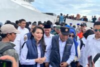 Gubernur Sherly Tjoanda didampingi Wagub Sarbin Sehe saat memantau mudik bersubsidi di pelabuhan Ahmad Yani. || dok : Sukarsi/Kasedata