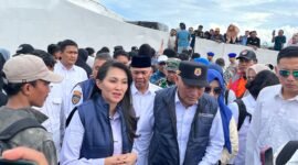 Gubernur Sherly Tjoanda didampingi Wagub Sarbin Sehe saat memantau mudik bersubsidi di pelabuhan Ahmad Yani. || dok : Sukarsi/Kasedata