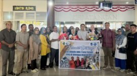 Kepala Dinas Pendidikan dan Kebudayaan Provinsi Maluku Utara, Abubakar Abdullah bersama Kepala SMA Negeri 2 Ternate, para guru, serta keluarga siswa menjemput kedatangan dua pelajar pemenang lomba robotik di China. || dok : Kasedata.id