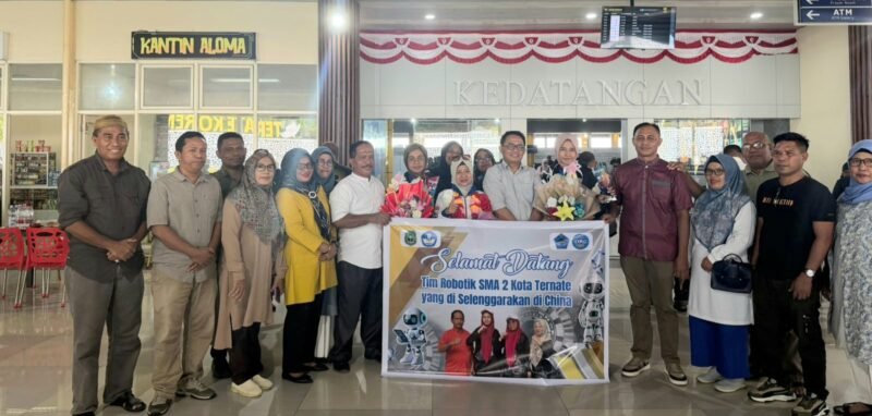 Kepala Dinas Pendidikan dan Kebudayaan Provinsi Maluku Utara, Abubakar Abdullah bersama Kepala SMA Negeri 2 Ternate, para guru, serta keluarga siswa menjemput kedatangan dua pelajar pemenang lomba robotik di China. || dok : Kasedata.id