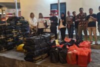 Ribuan barang bukti miras beserta dua IRT yang diamankan ke Mapolres Ternate