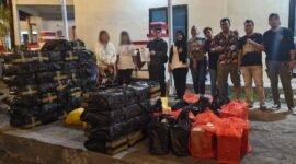 Ribuan barang bukti miras beserta dua IRT yang diamankan ke Mapolres Ternate
