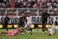 Malut United berhasil timbangkan Borneo Fc. Tampak pemain Malut Taufik Rustam dan Ciro Alves saling rebut bola yang dihadang Nadeo Argawinata. || dok : Kasedata.id